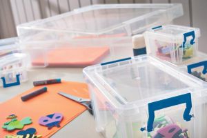 Bankers Box opbergdoos 85 liter, transparant met blauwe handvaten, per stuk verpakt in karton