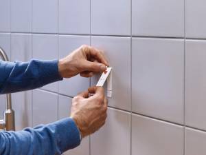 Tesa clou adh&eacute;sive pour carrelage et m&eacute;tal, r&eacute;glable, supporte 3 kg, blister de 2 pi&egrave;ces