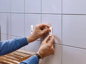 Tesa clou adh&eacute;sive pour carrelage et m&eacute;tal, r&eacute;glable, supporte 3 kg, blister de 2 pi&egrave;ces