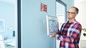 Tesa clou adh&eacute;sive pour papier et pl&acirc;tre, r&eacute;glable, supporte 1 kg, blister de 2 pi&egrave;ces