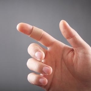 Q-CONNECT pleisters, assortiment van 100 stuks, in  hersluitbare plastic box