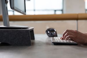 Monitorstandaard-GerecycleerdeMonitorstandaard-BakkerElkhuizen-DBS-BNEQR90CLGY_u_04-9