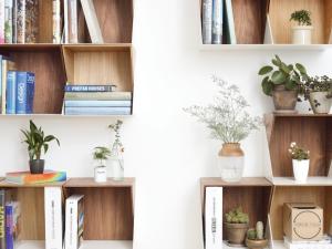 Hangkastje Nordic Tales FLIP Shelf walnoot/wit open