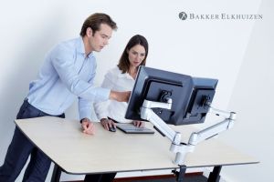 Bakker Elkhuizen monitorarm Space-arm Dual Grommet sfeerfoto
